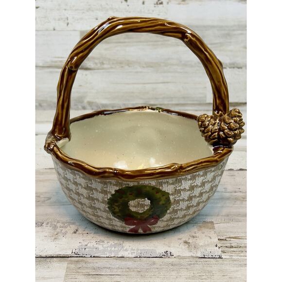 ST. NICHOLAS SQUARE SNOW VALLEY 7" HAND PAINT HOLIDAY BASKET W/ WREATH PINE CONE - Picture 1 of 6